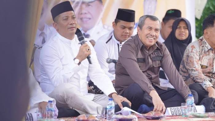 Bupati Meranti M Adil (kiri) saat bersama Gubri, Syamsuar (foto/int)